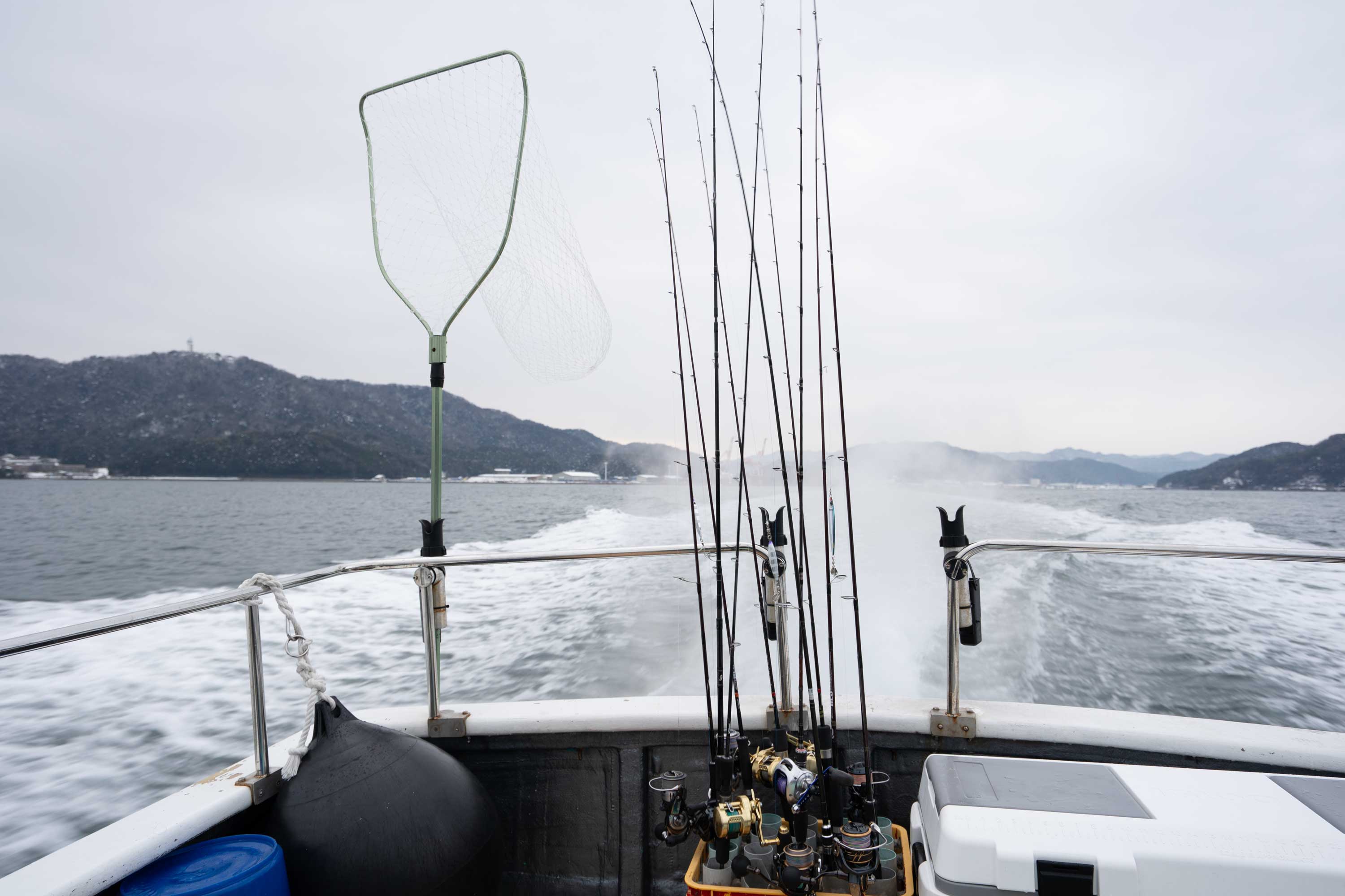荒波を進む漁船の船尾からの景色